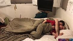 Madrastra comparte cama con su hijastro