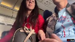 Masturbación pública arriesgada en un avión lleno de gente